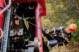 Tận mục màn diễn tập đu dây cứu nạn của Công an Đà Nẵng