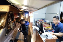 Du khách bức xúc vì ùn tắc ở bãi xe khi đi lễ chùa Hương