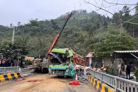 Lật xe khách khiến 3 người thương vong