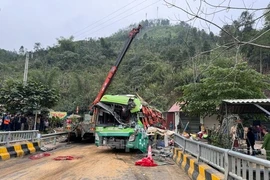 Lật xe khách khiến 3 người thương vong