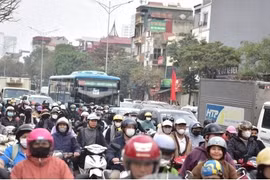 Cận cảnh cửa ngõ phía Nam Hà Nội đông nghịt trước kỳ nghỉ Tết