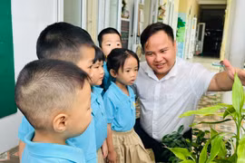 Thầy giáo vượt định kiến gắn bó với nghề