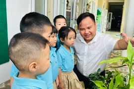 Thầy giáo vượt định kiến gắn bó với nghề