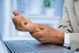 4 động tác đơn giản giúp dân văn phòng thoát khỏi hội chứng ống cổ tay