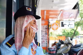 Cận cảnh công nhân, người lao động chống chọi giữa cái nắng 40 độ C