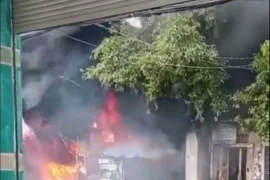 Cháy dữ dội kèm nổ lớn ở cửa hàng bán sơn, thiêu rụi nhiều tài sản