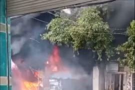 Cháy dữ dội kèm nổ lớn ở cửa hàng bán sơn, thiêu rụi nhiều tài sản