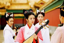 Bà vú nuôi quá khứ đầy tỳ vết khiến Hoàng đế đáng tuổi con mê đắm không rời