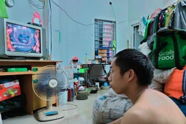 “Đóng băng” Grab, Be, Go-jek, shipper... soi cuộc sống tài xế xe công nghệ