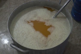 Hãi hùng xưởng sản xuất nước hoa Chanel giả đựng trong xô, chậu