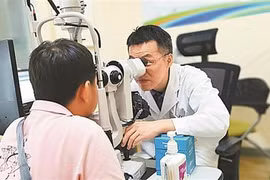 Thiếu niên đục thủy tinh thể, suýt mù 2 mắt vì thường xuyên uống món này