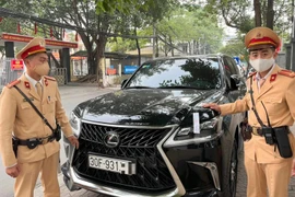 Lexus LX570 “đeo nhầm” biển số ở Hà Nội