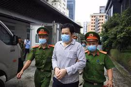 Xét xử Công ty Nhật Cường buôn lậu: Cận cảnh áp giải bị cáo vào tòa