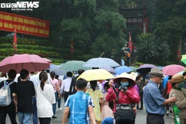 Du khách nườm nượp đội mưa đổ về Đền Hùng trong ngày khai hội