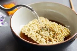 Ăn mì tôm nhớ làm thêm 1 bước nhỏ, chẳng lo nóng trong