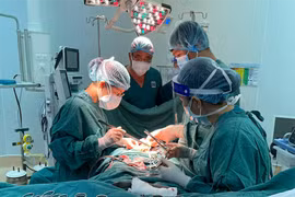 Phẫu thuật lấy hơn 100 khối bướu trong bụng người phụ nữ