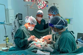 Phẫu thuật lấy hơn 100 khối bướu trong bụng người phụ nữ