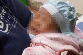 Phát hiện bé sơ sinh bị bỏ rơi trong đêm ở trạm y tế 