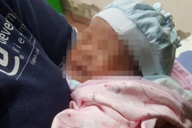 Phát hiện bé sơ sinh bị bỏ rơi trong đêm ở trạm y tế 