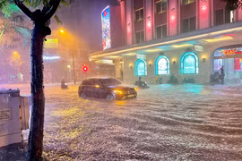 Nhiều tuyến phố Hà Nội ngập trong biển nước sau mưa lớn