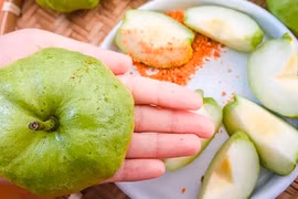 Mẹo chọn mua ổi giòn ngon không sợ chát từ những người “sành ăn” nhất