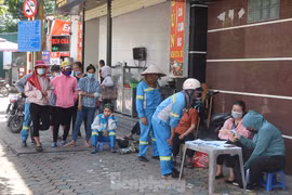 Hà Nội: Hàng trăm công nhân vệ sinh rơi nước mắt khi nhận tiền lương bị nợ