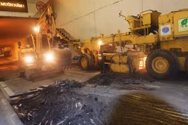 Máy móc, thiết bị cào rách hầm Kim Liên để sửa chữa