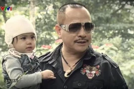 Hình ảnh đối lập của tài tử đóng vai bố Thy trong 'Hương vị tình thân'