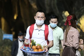 Hơn hai vạn khách trẩy hội chùa Hương trong ngày đầu mở cửa