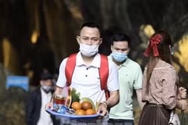 Hơn hai vạn khách trẩy hội chùa Hương trong ngày đầu mở cửa