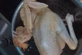 'Mẹ đảm' bật mí cách buộc và luộc gà cúng Giao thừa nhưng vẫn bị nhắc nhở