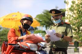 Cửa hàng thuốc “ngã ngửa” vì bị từ chối cấp giấy đi đường