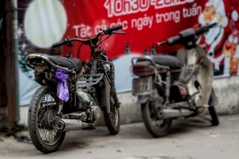 Xe máy cũ nát nhan nhản lộng hành trên phố Hà Nội 