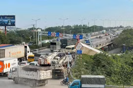 Xe container lật trên cầu Thanh Trì, giao thông ùn tắc kéo dài