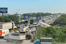 Xe container lật trên cầu Thanh Trì, giao thông ùn tắc kéo dài