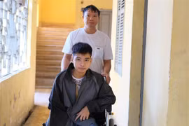 Nam sinh được bạn cõng 10 năm và phòng ghép đặc biệt ở KTX Bách khoa