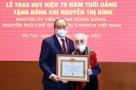 Chủ tịch nước trao Huy hiệu 75 năm tuổi Đảng cho bà Nguyễn Thị Bình