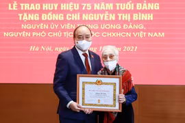 Chủ tịch nước trao Huy hiệu 75 năm tuổi Đảng cho bà Nguyễn Thị Bình