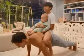  Kim Lý cõng 2 con chống đẩy, Subeo chiếm spotlight với 'cặp giò mẹ Hà'