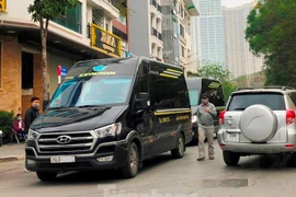 Xe hợp đồng vô tư hoạt động 'chui' trên nhiều địa bàn Hà Nội