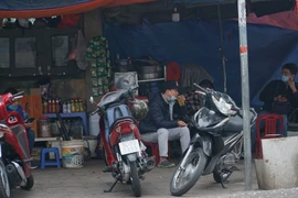 Sau lệnh "cấm", nhiều quán trà đá ở Hà Nội vẫn hoạt động