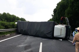 Va chạm ô tô, xe lật ngang đường, 1 người chết tại chỗ