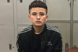 Nam thanh niên đâm bạn gái trọng thương rồi lấy điện thoại bỏ đi