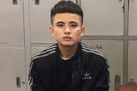 Nam thanh niên đâm bạn gái trọng thương rồi lấy điện thoại bỏ đi