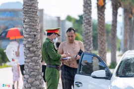 Hàng trăm tài xế ôtô thiếu ý thức khi tắm biển ở Hạ Long