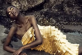 Lâm Thu Hằng làm nàng tiên cá da màu gợi cảm