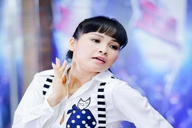 Ca sĩ "trăm tỉ" Trang Nhung trầy trật trên sàn tập