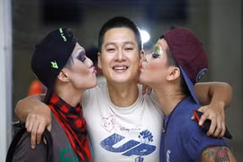 Đức Tuấn bị “cưỡng hôn” trong hậu trường liveshow