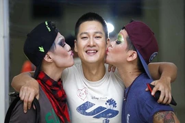 Đức Tuấn bị “cưỡng hôn” trong hậu trường liveshow