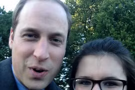 Hoàng tử Anh chụp hình “tự sướng” với nữ sinh